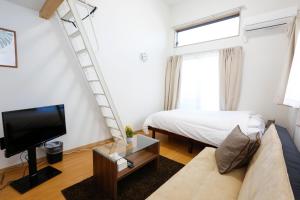 TV a/nebo společenská místnost v ubytování Tokyo Enjoy Hotel