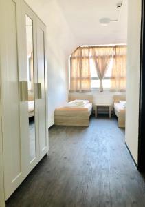 Łóżko lub łóżka w pokoju w obiekcie Jugendherberge Innsbruck - Youth Hostel