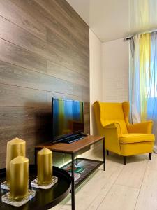 サマラにあるСолнечное настроениеのリビングルーム(黄色い椅子、テレビ付)