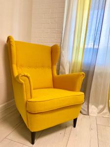 サマラにあるСолнечное настроениеの黄色い椅子