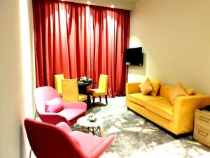 TV a/nebo společenská místnost v ubytování FORTUNE ATRIUM HOTEL