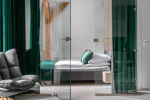 une chambre en verre avec un lit et une chaise dans l'établissement Villa 33, à Zakopane