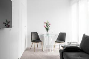 uma sala de estar com uma mesa e três cadeiras em Villa 33 em Zakopane