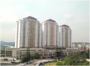 eine Gruppe großer Gebäude in einer Stadt in der Unterkunft Duta Hotel & Residence in Kuala Lumpur