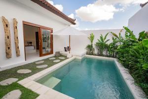 einen Pool im Hinterhof einer Villa in der Unterkunft Luxury 2 bedrooms villa Putih Pererenan in Canggu