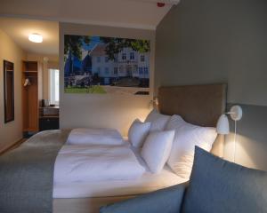 Tempat tidur dalam kamar di Strand Hotel Fevik - by Classic Norway Hotels