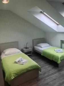 Łóżko lub łóżka w pokoju w obiekcie Restauracja Park Szwajcaria