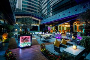 restauracja ze stołami i krzesłami w budynku w obiekcie InterContinental Doha The City by IHG w mieście Doha +37 zdjęć