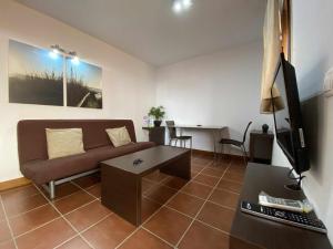 Μια τηλεόραση ή/και κέντρο ψυχαγωγίας στο Apartamento para 4 personas con jardín privado y