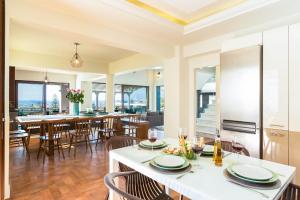 En restaurant eller et spisested på Villa Anemeli - Luxury pool villa with gorgeous seaview