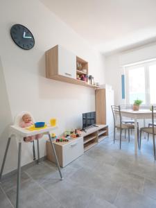 pokój ze stołem i krzesełkiem do karmienia w obiekcie Babyaccommodation Family Panoramic II w mieście Pietra Ligure
