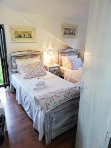 sypialnia z 2 łóżkami pojedynczymi w pokoju w obiekcie Quinta do Cavaleiro ao Sol - um lugar ao sol w mieście Catraia de São Paio