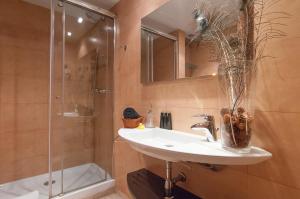 ein Badezimmer mit Waschbecken und Dusche in der Unterkunft BizFlats Garden House in Barcelona + 37 Fotos