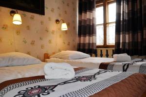 1 dormitorio con 2 camas y toallas. en Willa Orla, en Zakopane