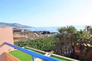 un apartamento en condominio con vistas a la playa desde el balcón en El Alisio Beach en Breña Baja