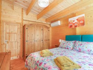 um quarto com uma cama num chalé de madeira em Tythe Lodge em Sleaford