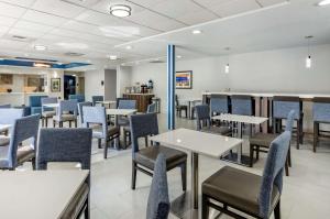 Un restaurante o sitio para comer en Comfort Inn & Suites Troutville - Roanoke North - Daleville