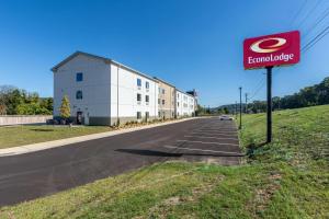 ein Schild an der Seite einer Straße mit einem Gebäude in der Unterkunft Econo Lodge in Dayton