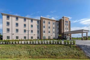 un montage de l'avant d'un bâtiment dans l'établissement Comfort Inn & Suites, à Waller