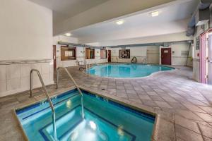 Piscina a Comfort Suites o a prop