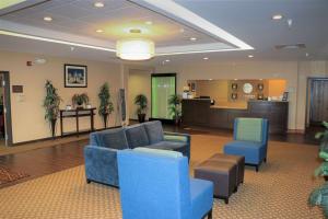 vestíbulo con sillas azules y sala de espera en Comfort Inn & Suites Sikeston I-55, en Sikeston