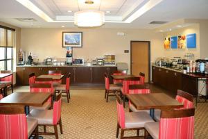 Reštaurácia alebo iné gastronomické zariadenie v ubytovaní Comfort Inn & Suites Sikeston I-55