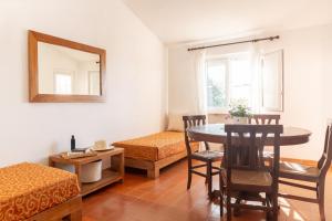um quarto com uma mesa, uma cama e um espelho em Sweet Home Isolotto - direttamente sulla spiaggia em Albinia