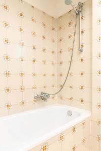 uma casa de banho com banheira e chuveiro em Sweet Home Isolotto - direttamente sulla spiaggia em Albinia