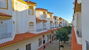 uma vista para um beco entre edifícios em Tranquilo 2 Rooms 2 Bathrooms Playa em Zahara de los Atunes