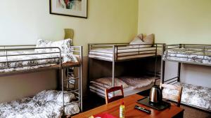 Dviaukštė lova arba lovos apgyvendinimo įstaigoje Mir hostel