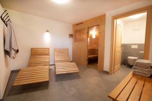 Habitación con 3 bancos de madera en el baño. en Ferienwohnung Königsleiten 111 en Königsleiten