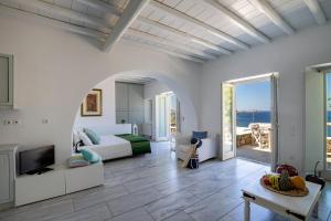 Uma área de estar em Olia Hotel