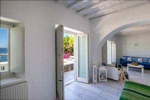Uma área de estar em Olia Hotel