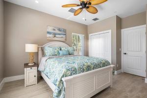 a bedroom with a bed and a ceiling fan at Bermuda Bungalows (Tropical Island Getaway) in West Palm Beach +52 photos