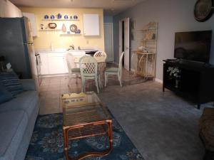 uma sala de estar com um sofá e uma mesa em The Three Sisters - Crystal River FL em Crystal River