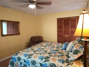 Tempat tidur dalam kamar di The Three Sisters - Crystal River FL