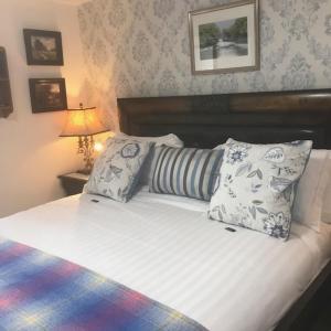 Uma cama ou camas num quarto em Crystal Springs B&B