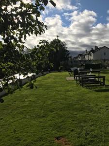 Um jardim no exterior de Crystal Springs B&B
