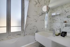 Gallery image of Hotel Riviera Elysees in Paris