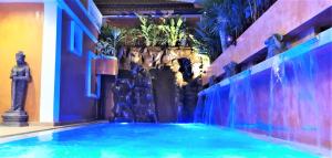una piscina en un edificio con una fuente de agua en HIDELAND Luxury Pool Villa Pattaya Walking Street 5 Bedrooms en Pattaya South