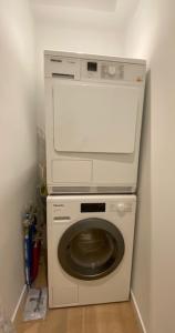 クノック・ヘイストにあるRoyal Knokkeの- 洗濯機&乾燥機(客室の隅に設置)