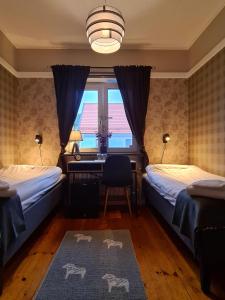 A bed or beds in a room at Dala-Järna Hotell och Vandrarhem