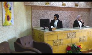 Due donne sono in piedi davanti a un bancone in una stanza di Jewel El Gameel Hotel a Port Said