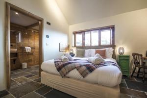 Postel nebo postele na pokoji v ubytování Lavender - Luxurious Barn Conversion - Blossom Farm