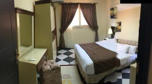 A bed or beds in a room at Jewel Gameel appartement