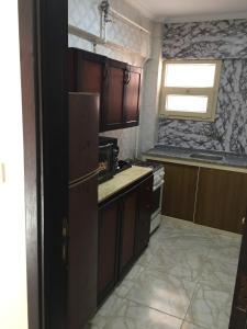 A kitchen or kitchenette at Jewel Gameel appartement