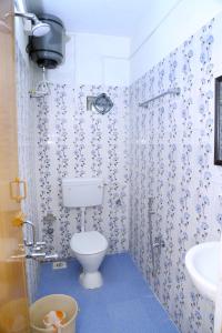a bathroom with a toilet and a sink at DAFFODILS SERVICED APARTMENT in Chennai