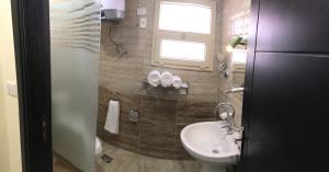 A bathroom at Jewel Gameel appartement