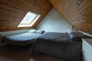 a attic bedroom with a bed and a window at Le nid breton in Lézardrieux