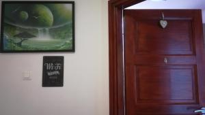 een houten deur met een foto op de muur bij MA-JA 4 in Bük